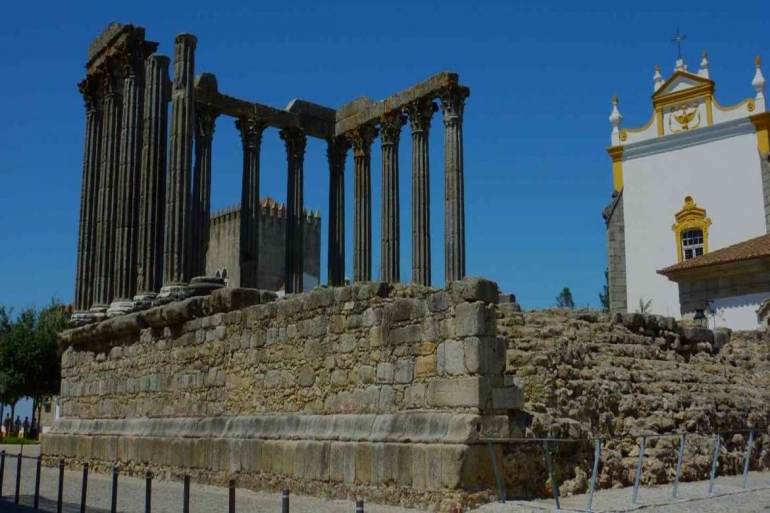 Imagem do Templo de Diana em Évora, Portugal